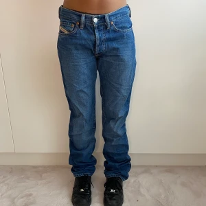 jeans - säljer dom här jeansen för dom är för små på mig. hon på bilden är 155. jättefint skick! midjemåttet är 38cm rakt över!
