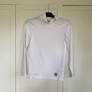 Nike träningströja  - Vit träningströja från Nike  Stl S  