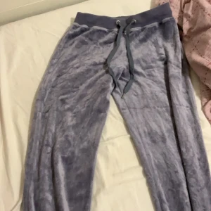 Mjukis byxa från Twilfit för 150 kr använda ca 10 gånger storlek xs  - Ganska bra sic	k bara lite slitna luktar Inge fel och dom är blå gråa 