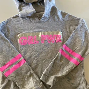 Hoodie  - Sparsamt använd Hoodie men finns en fläck (som ev försvinner i tvätt) se bild 3