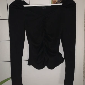 Fin tröja - Använt typ en gång för ett kalas sen har den bara legat i garderoben. Den är i ett jätte fint skick!