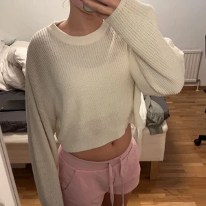 Vit stickad teöja - Vit stickad tröja som är lite kortare vid magen, (har en likadan i svart som jag också säljer) köparen står för frakten💕