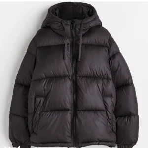 Jacka hm  - Jacka från hm som är köpt förra vintern. Jätte fint skick då den knappt är använd. Storlek M 