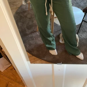 Gröna linnebyxor - Roxys gröna linnebyxor. Ej genomskinliga. Väldigt låga i midjan. Använda men utan defekter 