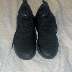 Nike air max 270 svarta,storleken 38 , väldigt små i storleken så kan passa 37or också,väldigt sköna skor ,använt skorna några gånger men inte alls så mycket! säljs väldigt billigt, orginalpris ligger på 1.100kr men säljs mycket billigare☺️