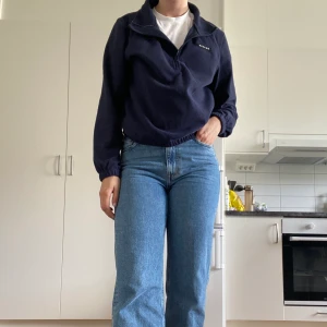 Resumé Fleecetröja Marinblå S - Supermjuk fleecetröja från Resumé. Är nästintill i nyskick och säljs då den inte används särskilt ofta. Väldigt mjuk och mysig, precis lagom tjock. Kan lösa fler bilder vid intresse! Pris är exklusive frakt🌸