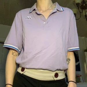 Kappa piké  - Jag säljer denna lila kappa-pikén som jag köpt på humana! Den är i storlek M men sitter oversized på mig som bär XS. Jag säljer den för 150kr+frakt och betalning sker via swish🥰