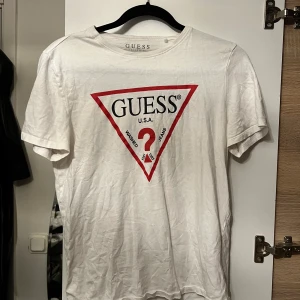 Guess t-shirt - Guess t-shirt från zalando i storlek M, aldrig använt.💞