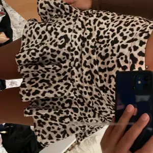 Volang kjol i leopard mönster. ❣️sitter som den ska, tightare på midjan💕aldrig använt