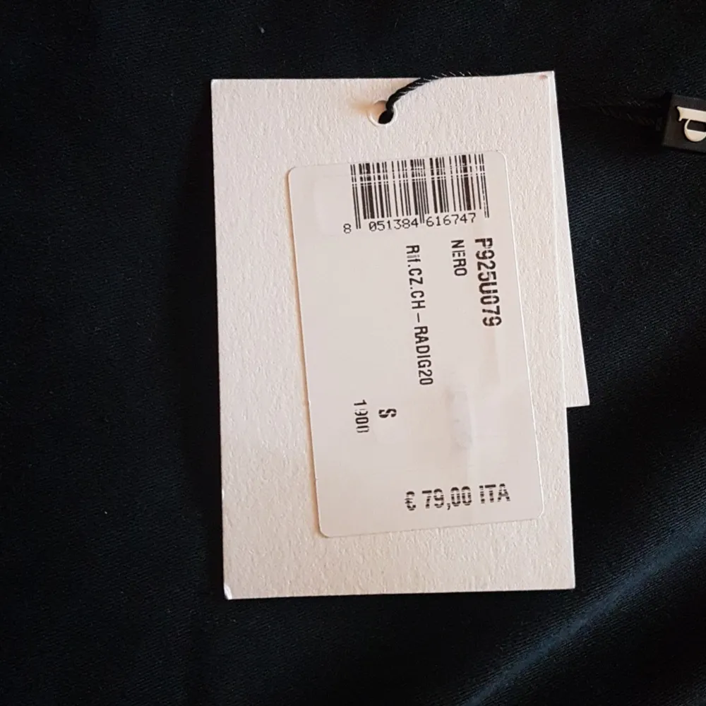 Snygga svarta byxor, köpta i Italien för ca 800 kr. Märkta med strl S men skulle snarare säga M. De är ganska vida men inte direkt loose. Skönt stretchigt material. Bara provade av mig med lappen kvar. . Farkut & Housut.