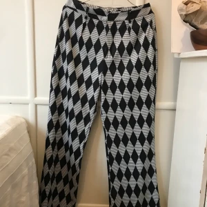 Rutiga byxor - Roliga vida byxor i strechigare material, roliga till någon utklädnad eller bara för en härlig outfit:) 