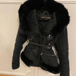 ÄKTA AMORESS JACKA  - SÄLJER  Äkta amoress jacka   Nypris 11.000kr  Mitt pris 3900kr   Storlek M  Finns i Tullinge.   Eller så fraktar jag spårbart gratis.   Skambud ignoreras då det är prutat och klart.   Först till kvarn.  