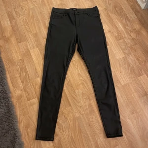 Skin byxor L - Tajt modell, inte äkta skin! Använt 2 gånger max. 