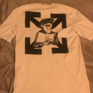 Of white T-shirt - Säljer för jag inte använder längre 