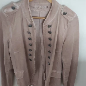 Rosa jacka - Snygg Rosa  militär-liknande jacka.