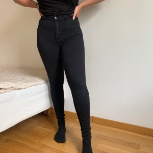 Svarta jeans - Svarta jeans från ginatricot! Använder inte längre jeansen så säljer dem nu. Jag har två likadana jeans med samma storlek som jag säljer. Man kan köpa båda för 170kr men det går också bra att köpa dem för 90kr styck!  Priset kan diskuteras💕