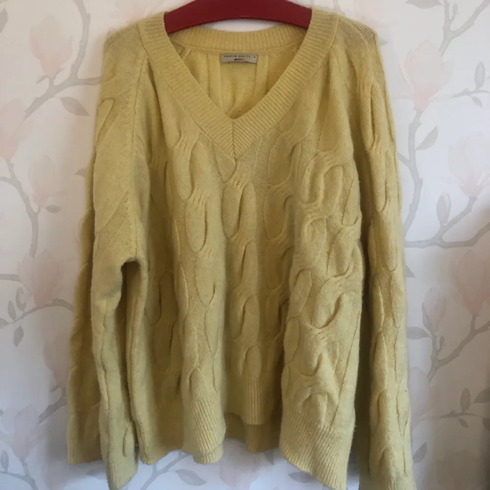 Stor och mysig gul stickad tröja. Från Ginatricot - ”Premium Quality”. Den är storlek M med 30% ull i. Använd en gång! 🐑. Stickat.