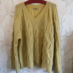 Stor och mysig gul stickad tröja. Från Ginatricot - ”Premium Quality”. Den är storlek M med 30% ull i. Använd en gång! 🐑