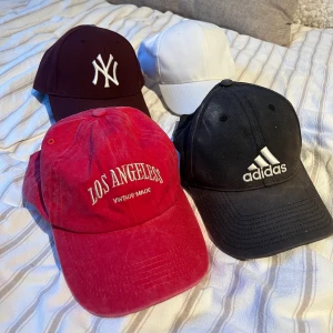Olika kepsar från Adidas, Shein, NewYork Yankees. - Röda och Vita kepsarna är från Shein = 30kr/st NewYork Yankees keps = 200kr Adidas keps (sliten) = 69kr
