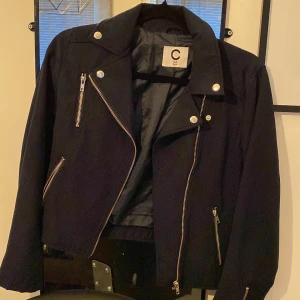 Marinblå mockajacka från Cubus - Materialet på denna jacka är mocka, har aldrig använt den så den är i helt nyskick. Storlek 164 (barnavdelning) men den sitter som en xs/s. Köpte den för 350kr. 