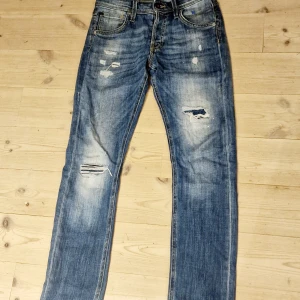 Jack & jones jeans  - Jeans i modell slim/glenn i storlek 27/30 Sparsamt använda, slitningar från fabrik. 