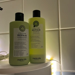 Maria Nila Structure Repair balsam - Maria Nila Structure Repair balsam, majoriteten kvar då jag tagit av det två gånger. Skickar även med det som finns av samma schampoo, då jag bytt till en annan Matia Nila serie 🤍 Nypris på balsamet - runt 289;-!  Frakten är inräknad i priset! 💌