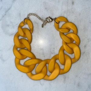 H&M halsband  - Halsband orange tjock kedja i plast, oanvänt. 