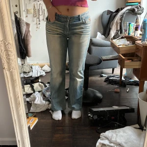 Skitsnygga Bootcut jeans! - Assnygga Bootcut jeans! Om man har mindre storlek om mig, kan ja tänka mig att de hade varit skiiitsnygga som Baggy jeans! Ljusblå med mönster!
