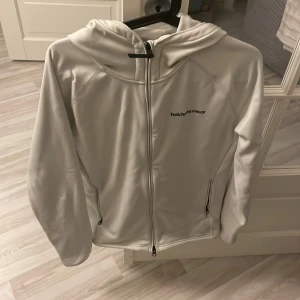 Peak performance zip hoodie - Peak hoodie zip i storlek L. Köpt för ca 2000 men knappast använd. Riktigt fin tröja i bra skick. Varm och perfekt för vintern.