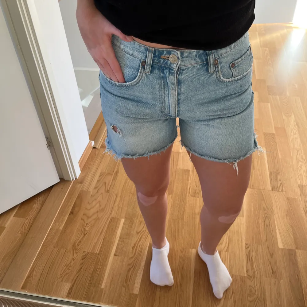 Garderobsrensning!!! Kommer mer!!! Säljer dessa shorts från Zara med snygg detalj bak, som är i bra skick. Storlek: M Färg: Blå Köparen står för frakten!!! . Shorts.