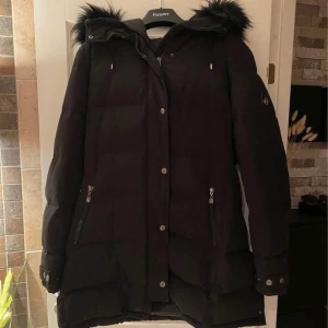 Hollies vinterjacka strl 48 - Säljer denna fina Hollies vinterjacka. Använd en halv säsong, väldigt fint skick. Ordinarie pris: 4 590:-  Kan skicka fler bilder om så önskas. Inte äkta pälskrage!! Mottagaren står för frakten. Kan mötas upp i Lund/Malmö/Helsingborg.