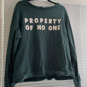 Tröja med tryck i storlek L - En välanvänd tröja. Trycket är lite slitet men överlag är tröjan i bra skick. Den är väldigt bekväm och bra i storlek  Jag har katt och kanin!