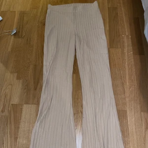 Beige mjukisbyxor  - Ribbade mjukisbyxor, MJUKA (väldigt bekväma), formar fint.