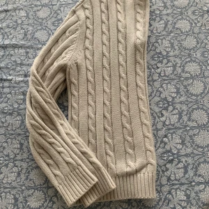 Superfin kabelstickad tröja - Jättefin beige kabelstickad tröja i mycket fint skick! En fin sand-beige färg och passar de flesta storlekar beroende på hur man vill att den ska sitta! Fint oversized på mig som är S💛