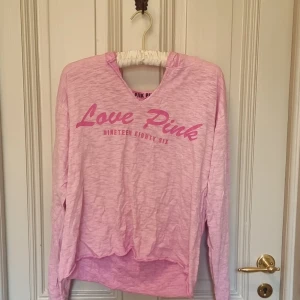 Victoria secret - Snygg hodie i t-shirt material i en lila/rosa färg. Sitter snyggt och bra likväll att den passar till när som helst. Knappt andvänd likväll som den är lätt att andvända till närsom.
