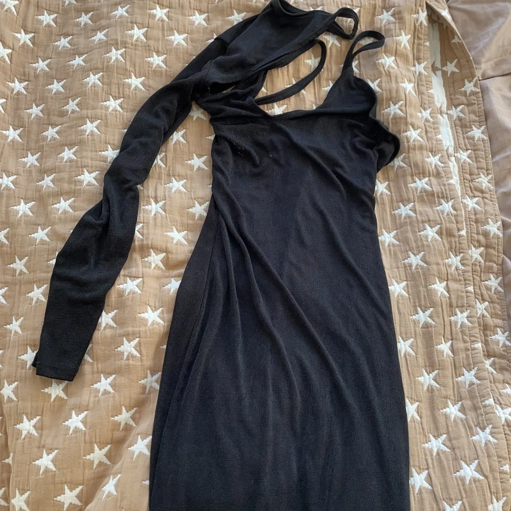 Långklänning  i svart med slits, endast använd två gånger . Klänningar.