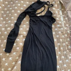 Långklänning  i svart med slits, endast använd två gånger 