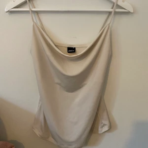 Satin Linne - !frakt ingår inte! tryck inte på köp nu!  jag tror att materialet är satin (väldigt skönt material), använd endast 1 gång.  PRISET KAN DISKUTERAS!
