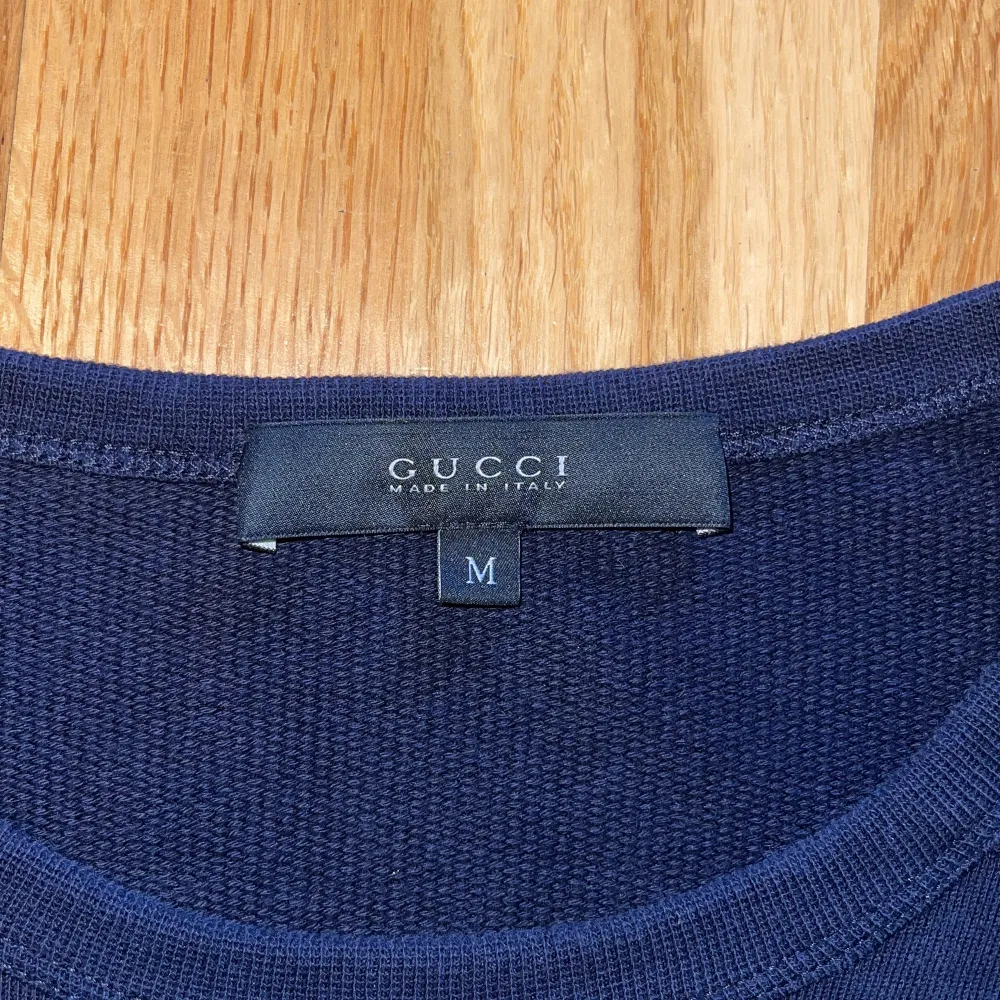Dena är väldigt gammal jag tror det är limited edition Gucci hoodie men jag säljer den kanske billigt den är äkta men har inte kvitto och det kvar för att det var länge sedan jag köpte den. Priset kan diskuteras . Tröjor & Koftor.