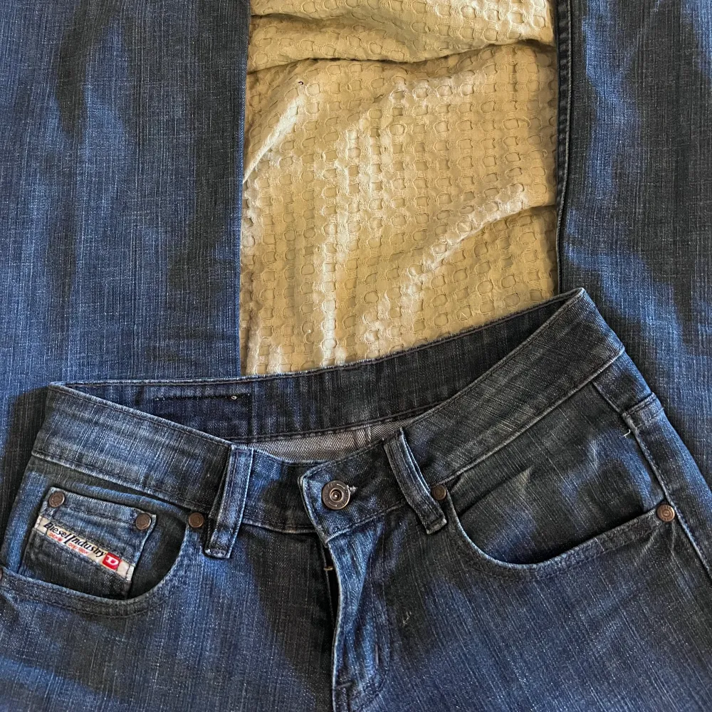 köp för 450kr direkt!!!!!Lågmidjade disel jeans i mörkblå/grå. Säljer då jag växt ur dom. Passar mig i längden som är 170 ish. Slitning längst ner på benet, kommer inte tvättade . Jeans & Byxor.