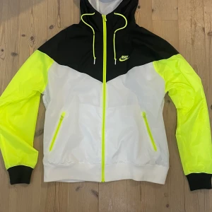 Nike windrunner jacka, storlek M - Ja köpte den för 3 månader sen har använt den typ två gånger, inga skador eller fläckar.