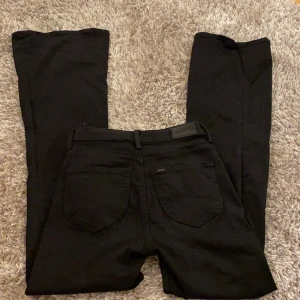 Lee jeans - Säljer mina bootcut jeans från Lee i storleken W27 L33. De är är sparsamt använda och i bra skick. 