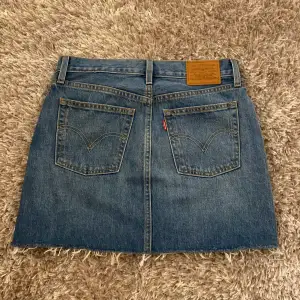Jättefin jeans kjol från Levi’s som går att använda till mycket. Den har inte kommit till användning och är därför inte använda alls många gånger. Storlek 26. 