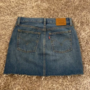 Jeanskjol - Jättefin jeans kjol från Levi’s som går att använda till mycket. Den har inte kommit till användning och är därför inte använda alls många gånger. Storlek 26. 