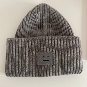 Acne mössa - Bra skick, man ser att den är använd men inget som störs. Köpte för 1300kr, säljer för 550kr🥰köp direkt:600+frakt