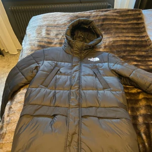 The North Face Himalayan jacka - Vinterjacka northface, köpt vintern 22 och mycket sparsamt använt i mycket bra skick.