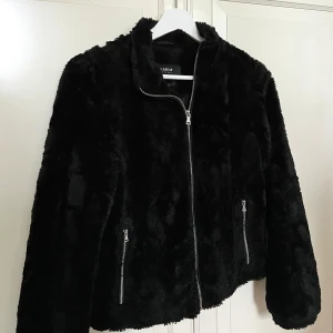 Svart Jacka - Svart mjuk jacka från Pull&Bear i storleken S🥰 Vädligt bra skicka! Kan skicka flera bilder ifall det önskas!