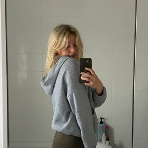 grå zip hoodie - köparen står för frakten😗