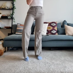 Kostymbyxor Arket - Sjukt snygga byxor som är för små för mig (kan knappt andas på bilderna), storlek 38, midjemått ca 70cm. Superfint skick! Smårutiga i färgerna brun, svart o vit. I ull och bomull. Jag är 168cm lång och oftast strl M på underdelar. 