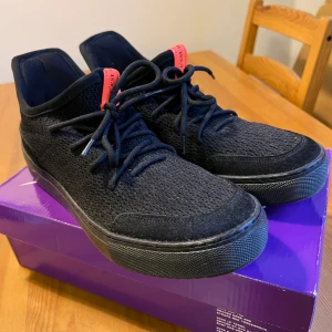 Cest normal sneakers - Jon Olssons egna sneakers! Använda nån enstaka gång men inte riktigt min smak. Har ej orginalkartong, kvitto finns på mail. Köparen står för frakten!